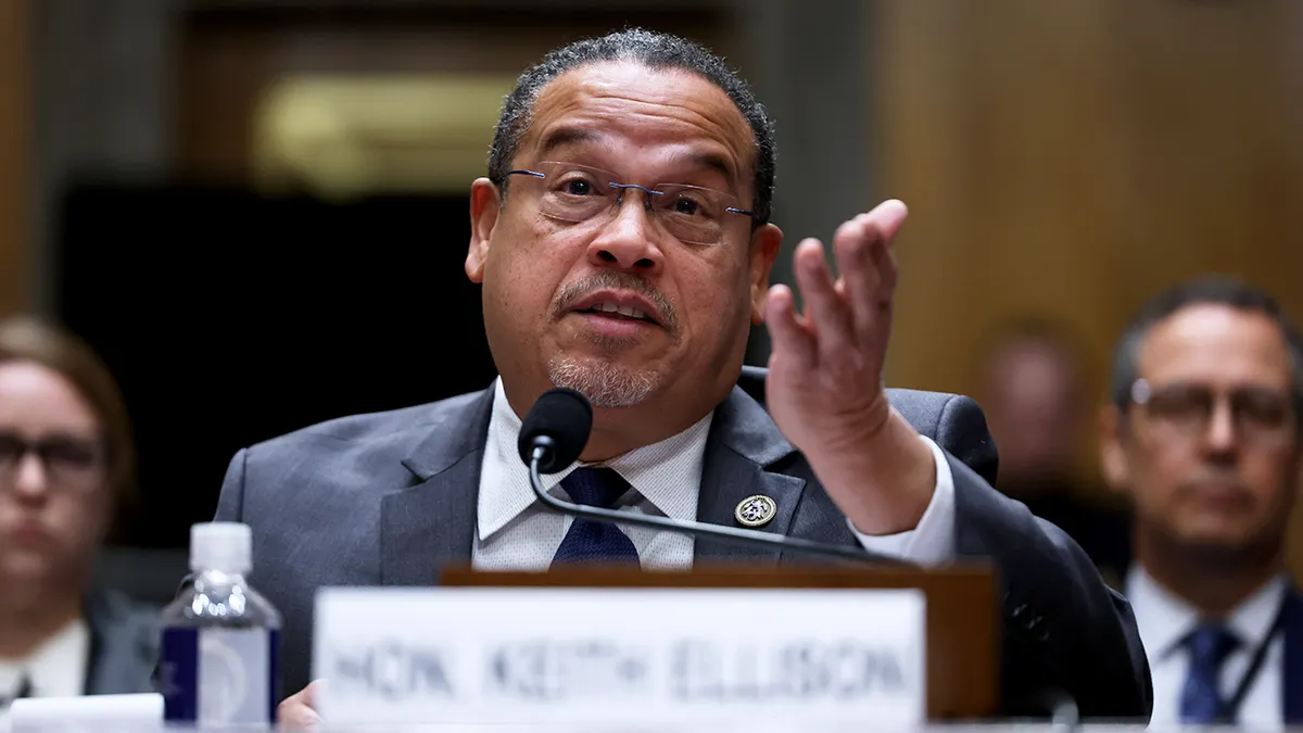 Glavni državni odvjetnik Minnesote Keith Ellison govori i podiže ruku tijekom saslušanja Senatskog domovinskog odbora
