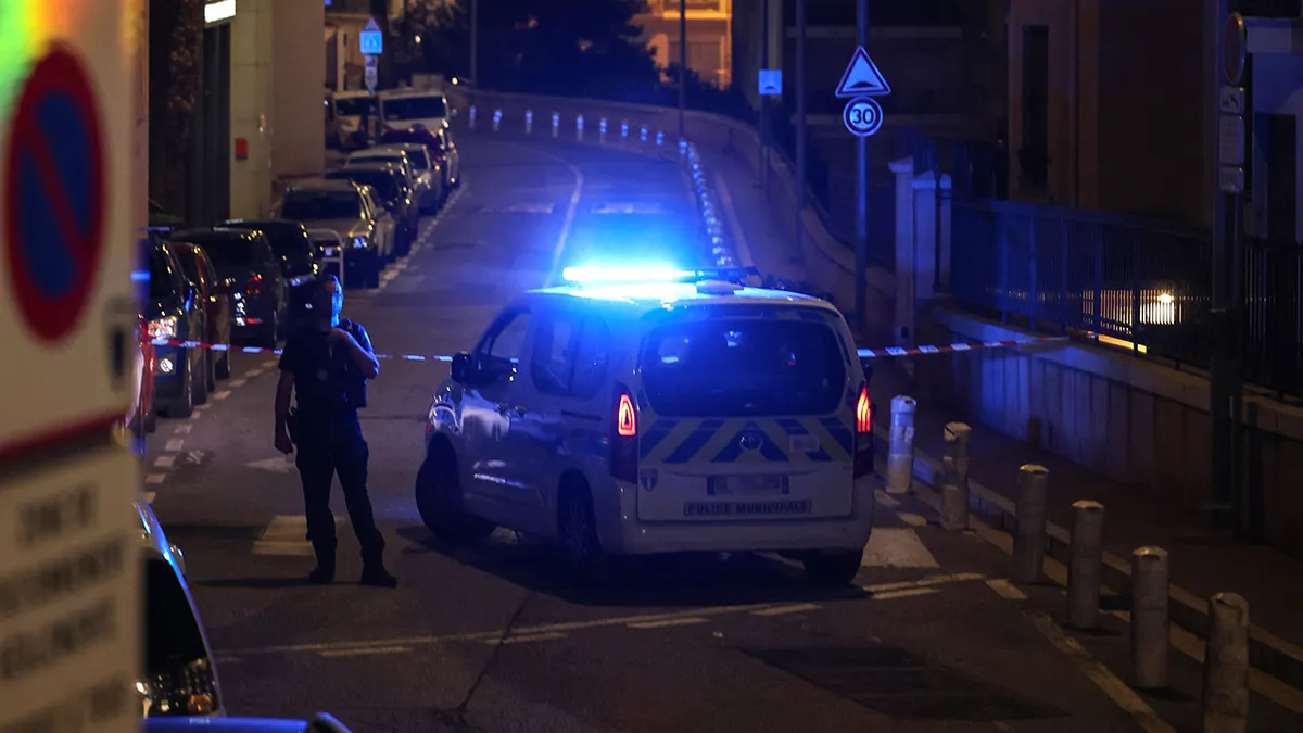 Policajac stražari pokraj policijskog automobila nakon što je postavio sigurnosni perimetar na ulici nakon eksplozije koja se dogodila u stambenoj zgradi u Monaku