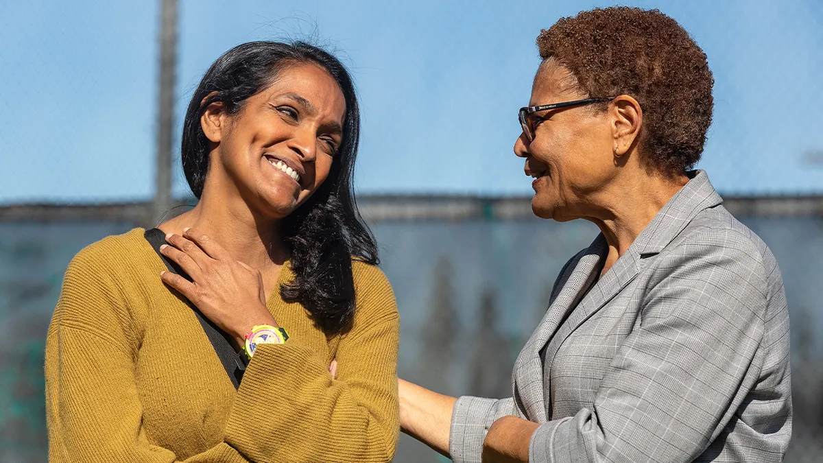 Član Gradskog vijeća Los Angelesa Nithya Raman razgovara s gradonačelnicom Karen Bass u Hazeltine Parku u Sherman Oaksu