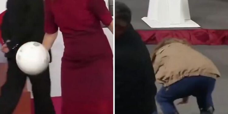 novinar pada pokušavajući ga uhvatiti