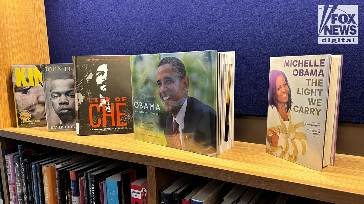 Knjige o Baracku Obami, Michelle Obama, Johnu Lewisu i Che Guevari izložene unutar ogranka Chicaške javne knjižnice u Obaminom predsjedničkom centru.