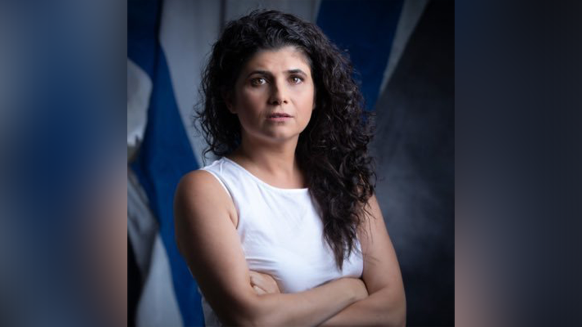 Sharren Haskel govori za govornicom