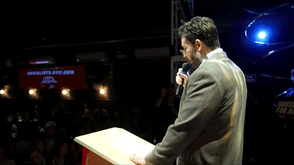 Hasan Piker govori u mikrofon na pozornici