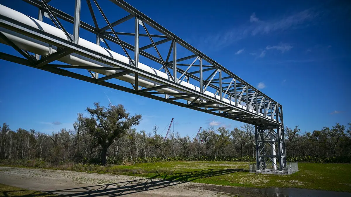 Cjevovodi podignuti iznad sustava nasipa u izvoznom postrojenju Plaquemines LNG tvrtke Venture Global u Port Sulphur Louisiani