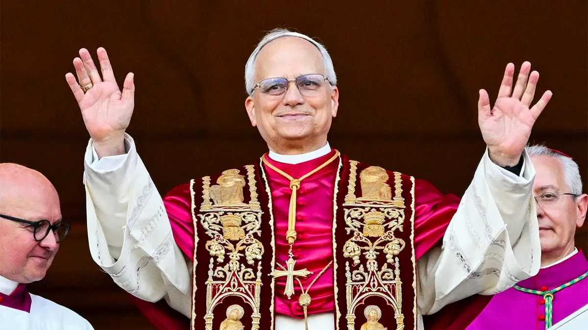 Papa Leo XIV Robert Prevost stoji na balkonu Bazilike Svetog Petra u Vatikanu