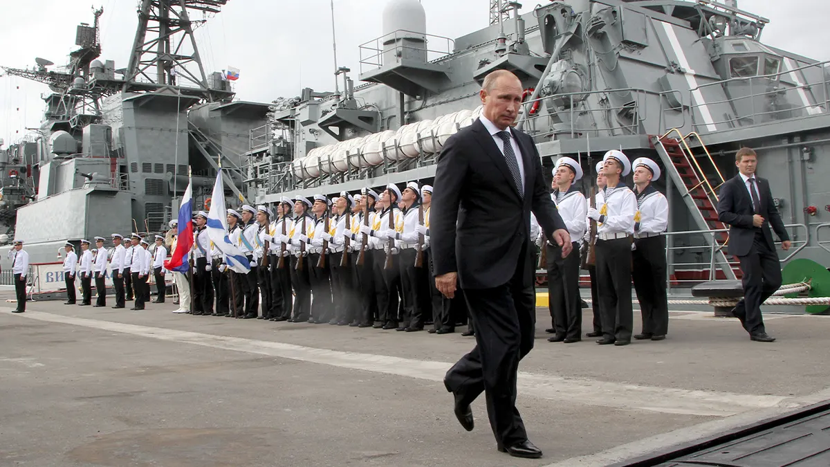 Vladimir Putin obilazi pomorski razarač tijekom službenog posjeta vojnoj bazi.