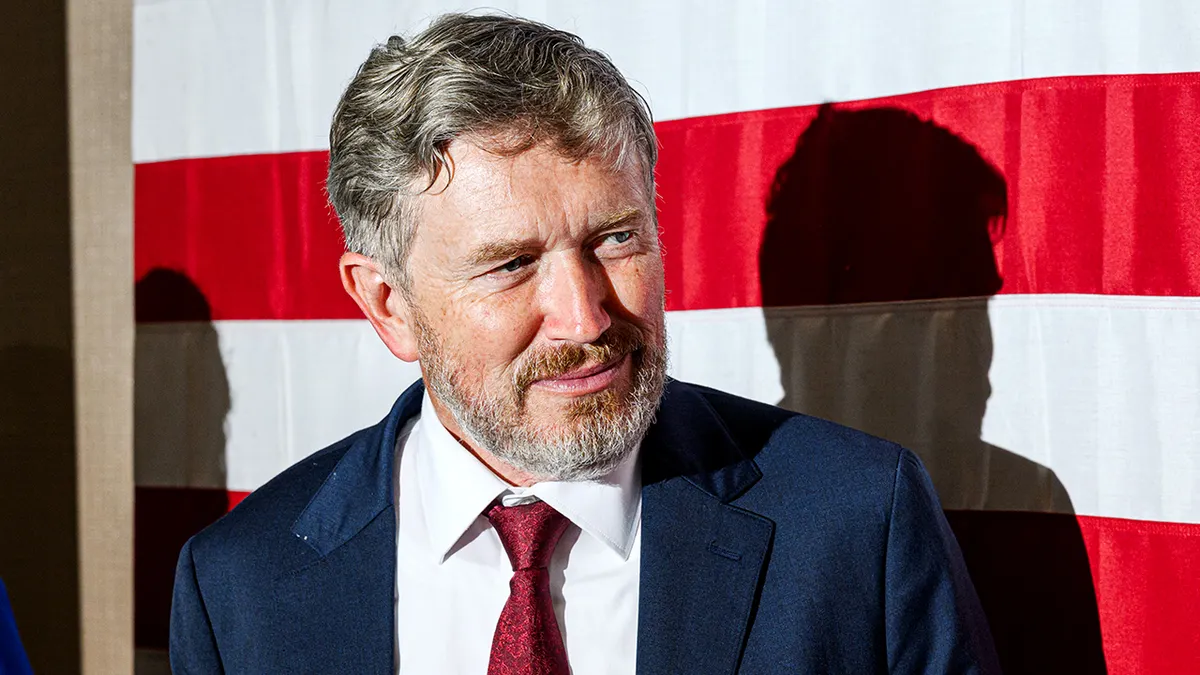 Zastupnik Thomas Massie razgovara s pristašama u Hebronu, Kentucky
