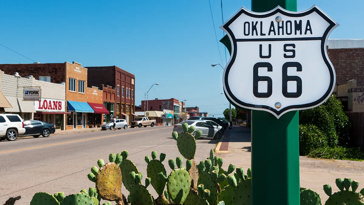 Prometni znak Oklahoma US 66 duž povijesne autoceste Route 66.