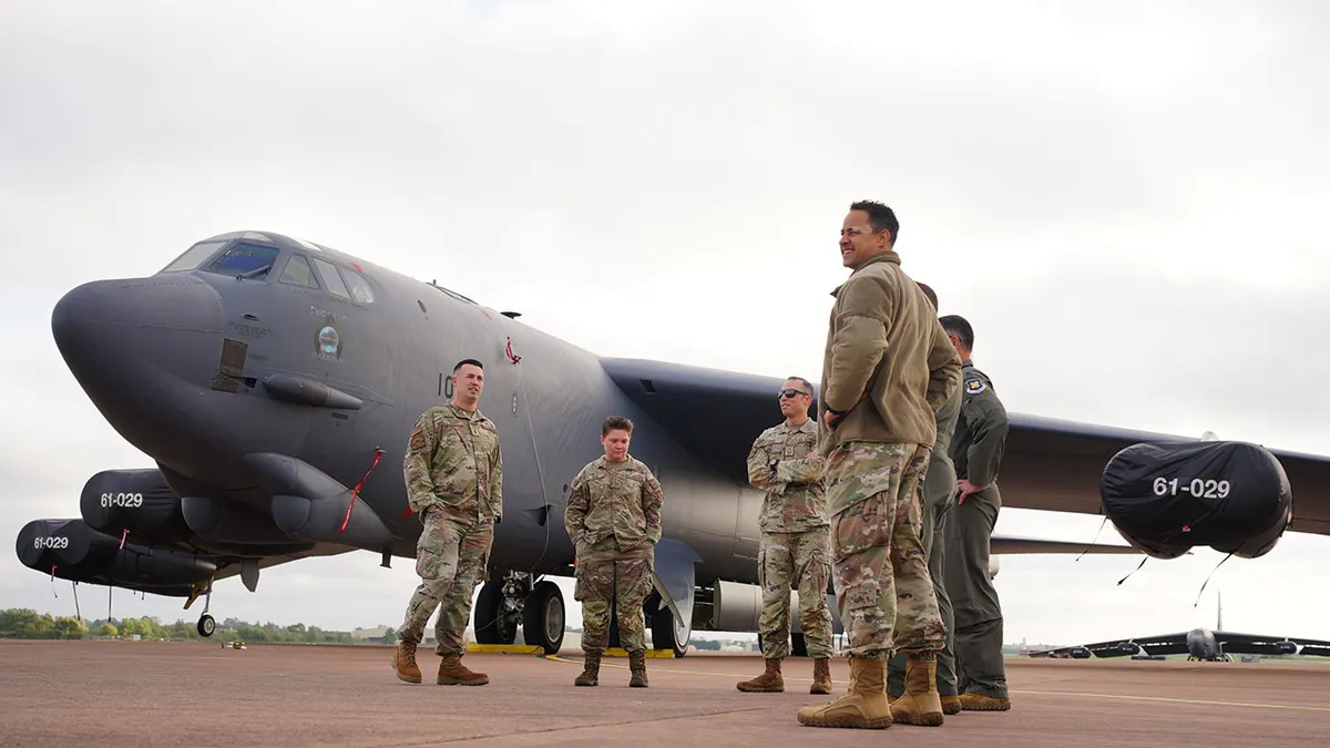 Američke zrakoplovne posade pregledavaju bombarder B-52 Stratofortress na brodu u RAF-u Fairford