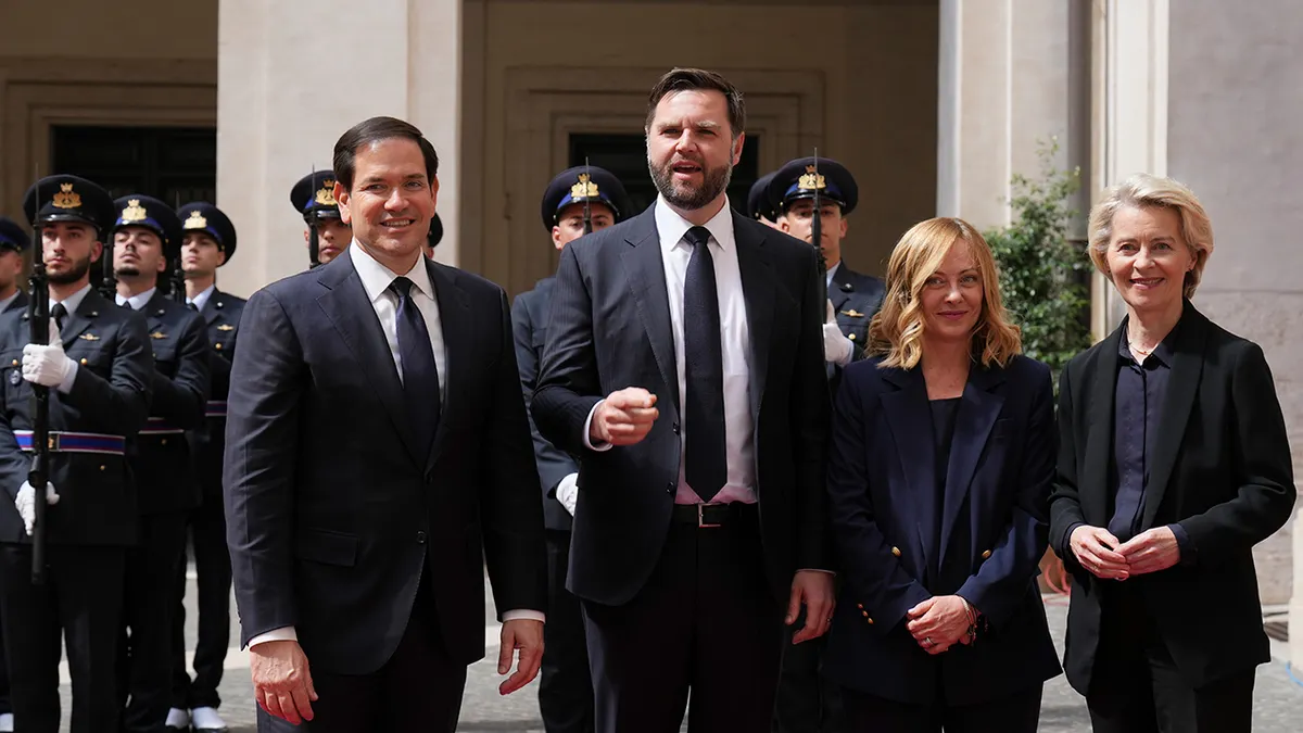 Državni tajnik Marco Rubio, potpredsjednik JD Vance, talijanska premijerka Giorgia Meloni i predsjednica Europske komisije Ursula von der Leyen poziraju za grupnu fotografiju
