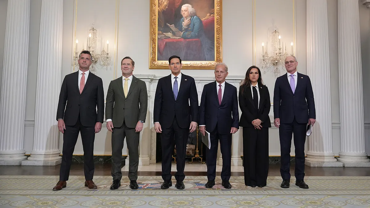 Michael Needham, Mike Waltz, Marco Rubio, Michel Issa, Nada Hamadeh Moawad i Yechiel Leiter stoje u redu unutar State Departmenta