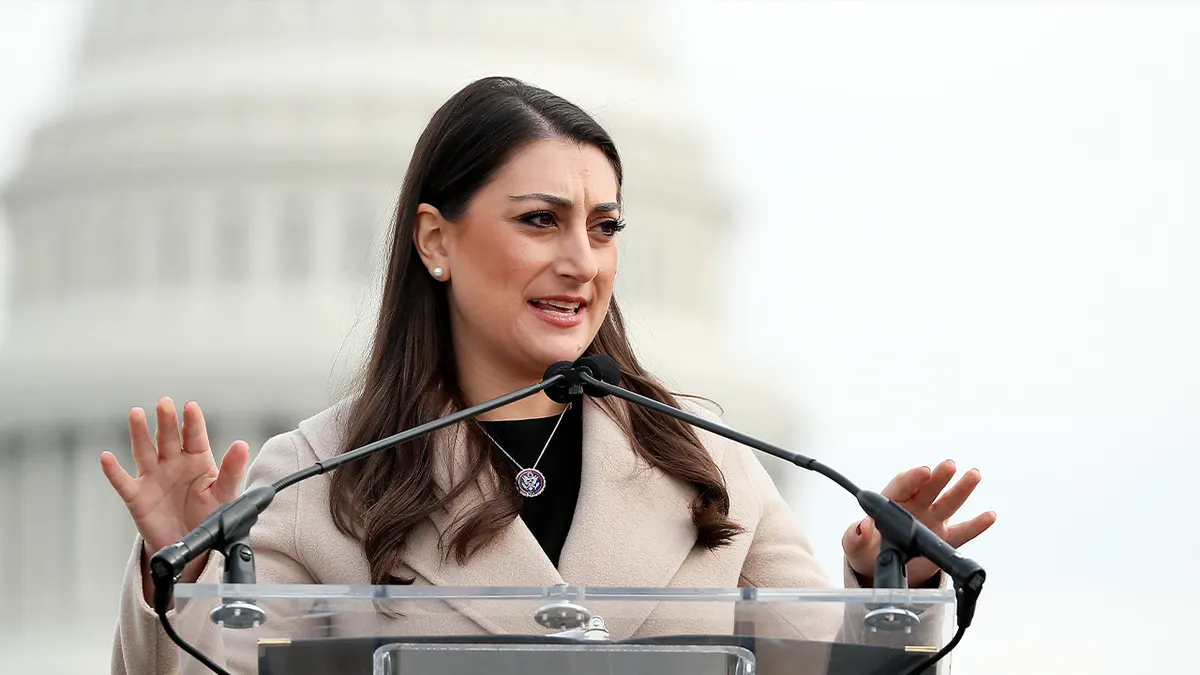 Zastupnica Sara Jacobs govori za govornicom ispred zgrade američkog Kapitola
