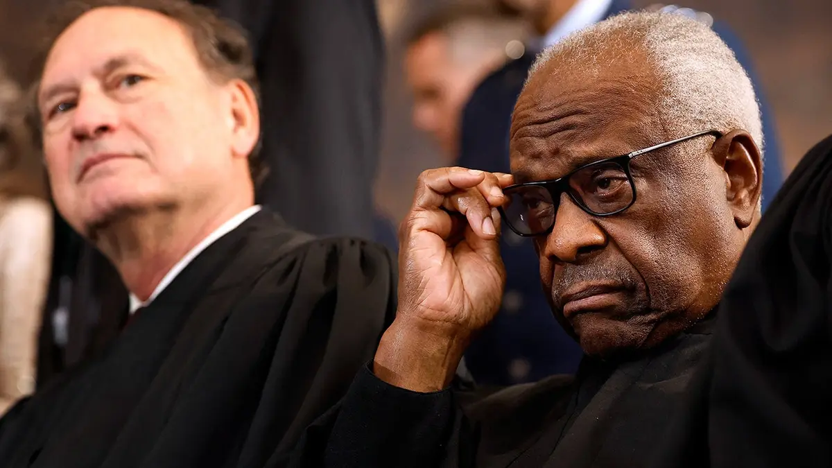 Suci Samuel Alito i Clarence Thomas stoje na pozornici na ceremoniji inauguracije.