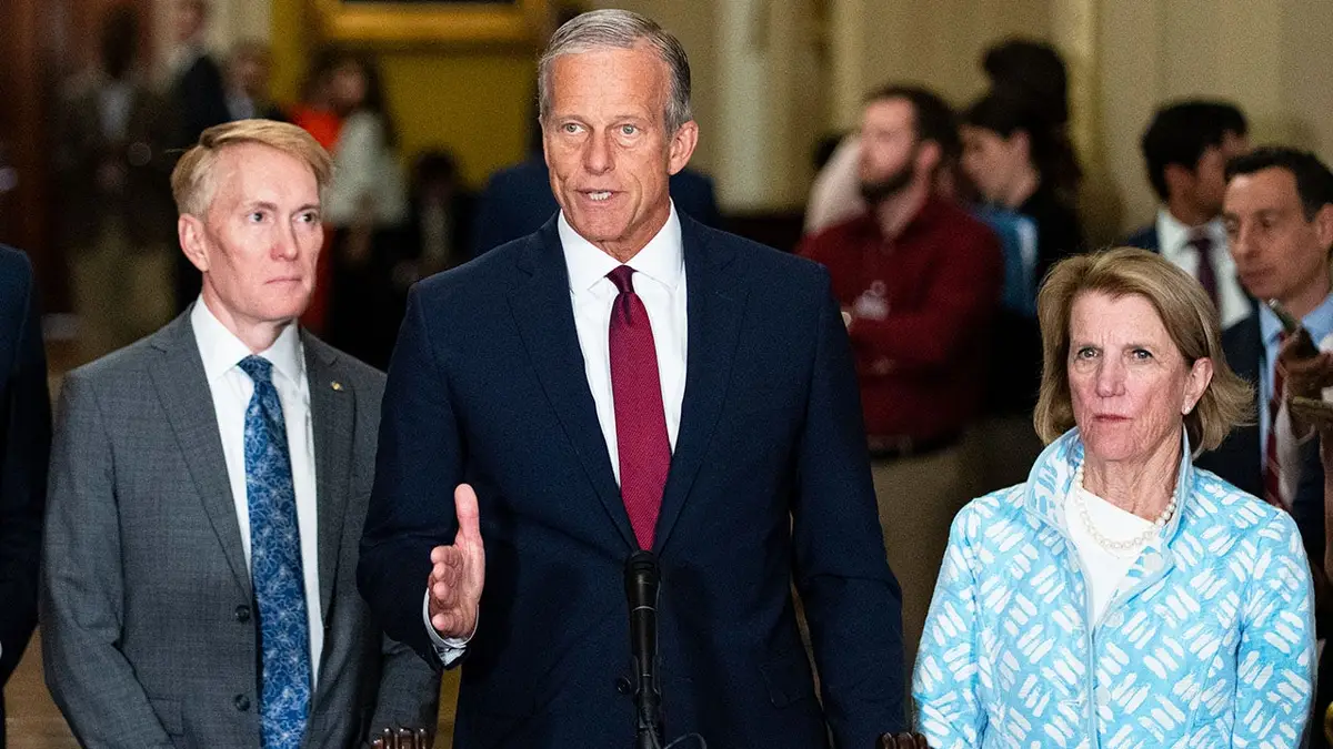 Čelnik većine u Senatu John Thune govori na konferenciji za novinare u društvu senatora Jamesa Lankforda i senatorice Shelley Moore Capito