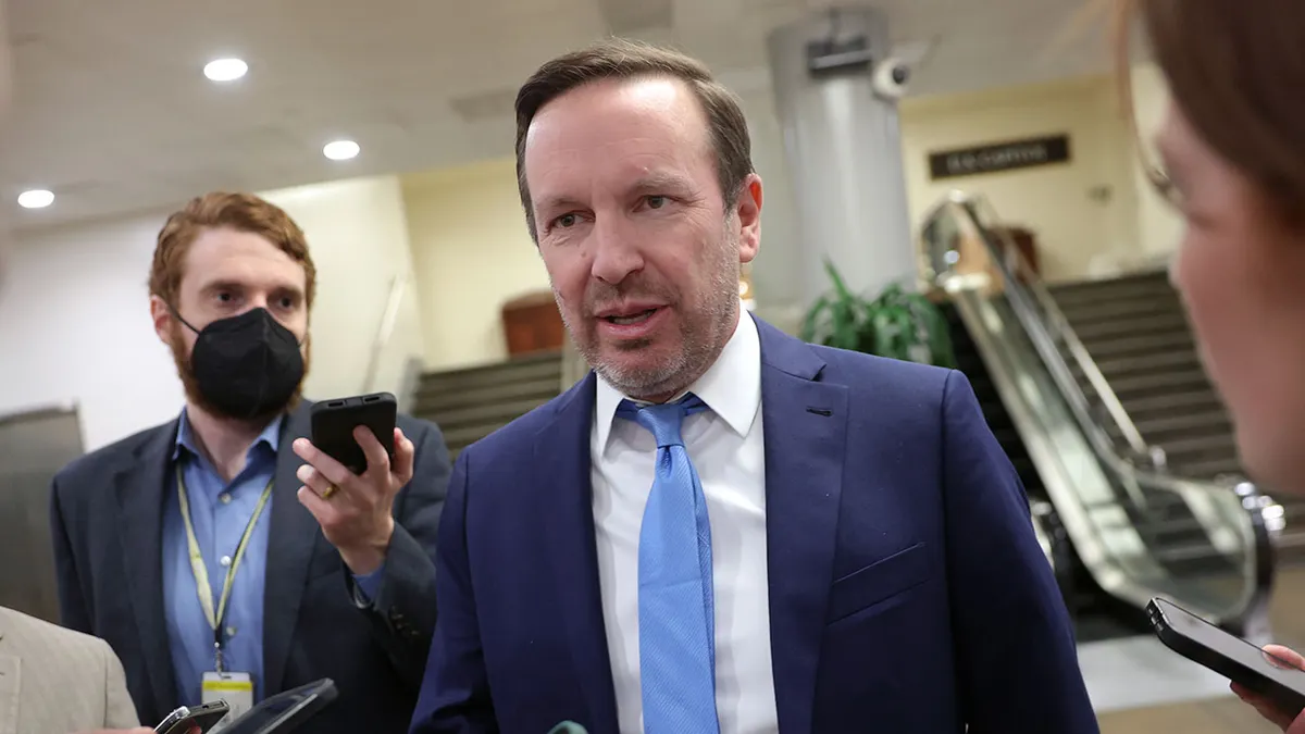 Senator Chris Murphy razgovara s novinarima ispred svog ureda na američkom Kapitolu