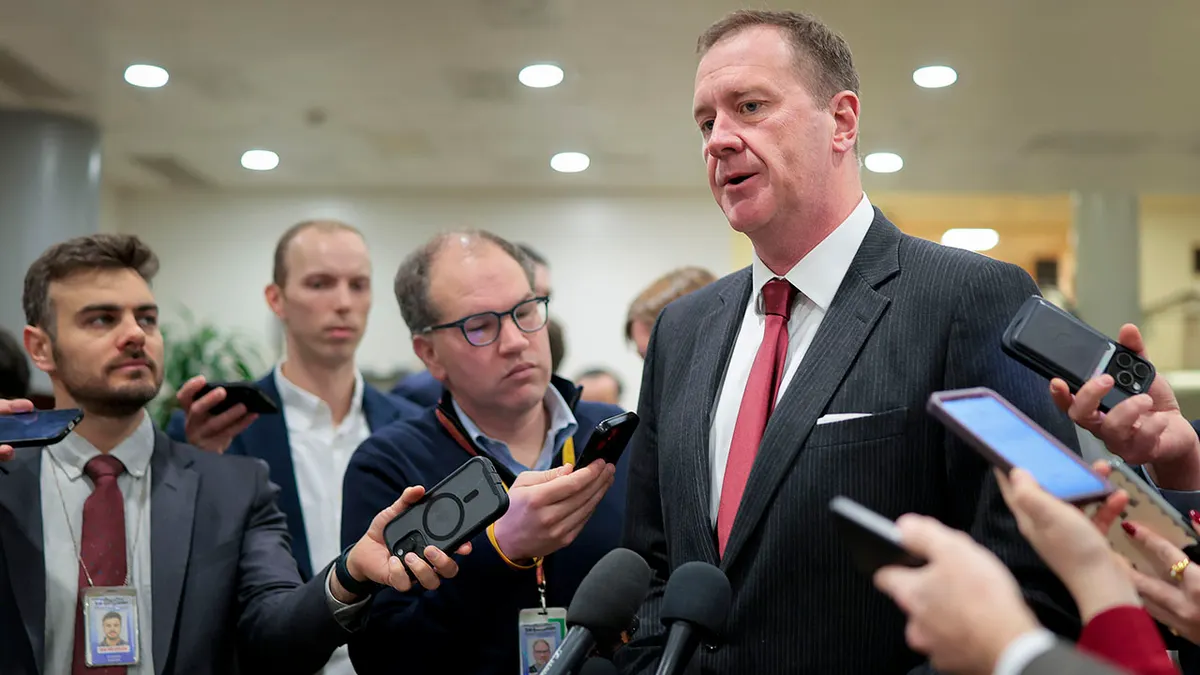 Sen. Eric Schmitt razgovara s novinarima u zgradi američkog Kapitola