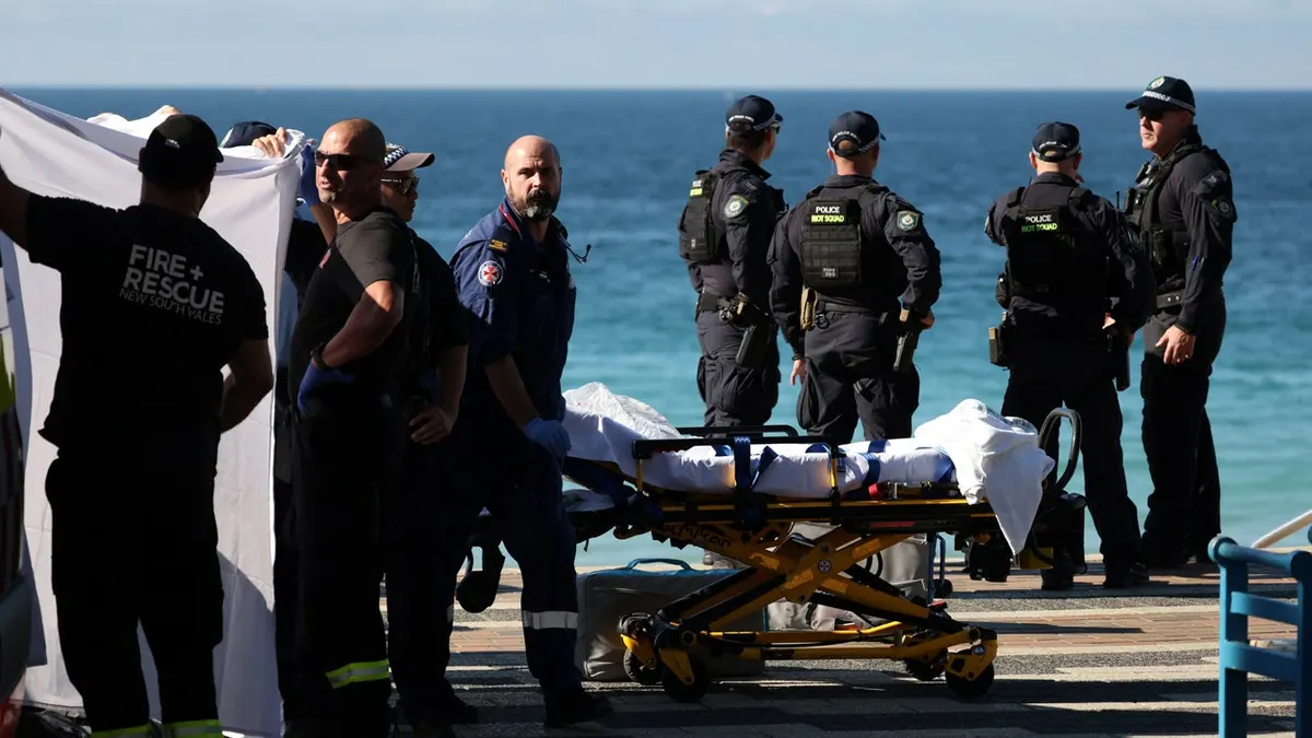 Policija i osoblje hitne pomoći na mjestu događaja nakon izvješća o napadu morskog psa na plaži Coogee u Sydneyu, Australija, 13. lipnja 2026.