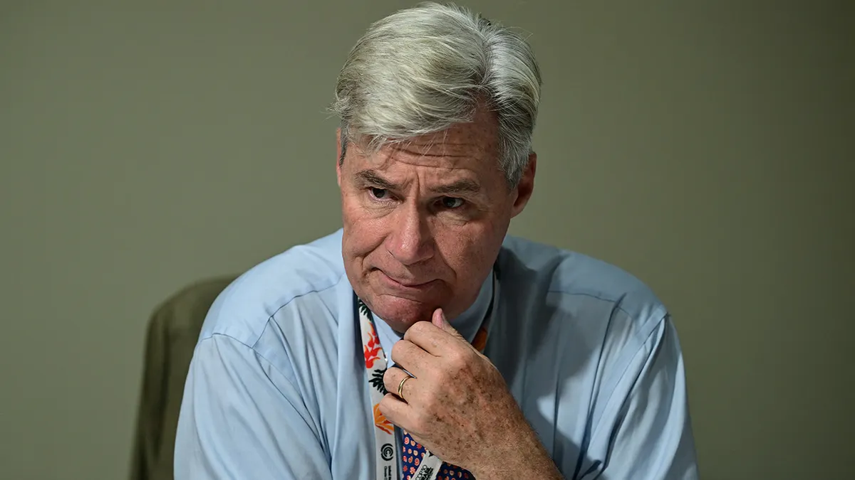Sen. Sheldon Whitehouse razgovara s novinarima na COP30 Blue Zone u Belemu u Brazilu