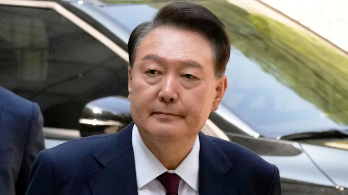Svrgnuti bivši predsjednik Južne Koreje Yoon Suk Yeol pri dolasku na Središnji okružni sud u Seulu