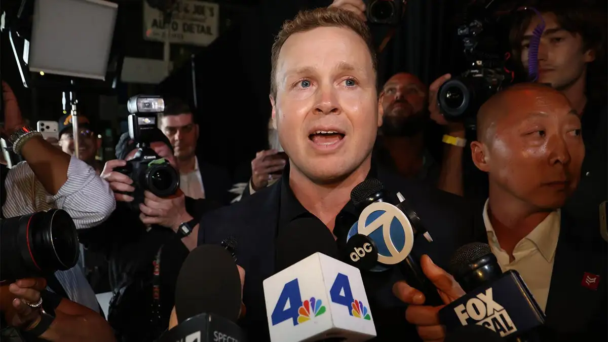 Kandidat za gradonačelnika Los Angelesa Spencer Pratt razgovara s medijima ispred restorana Don Antonio