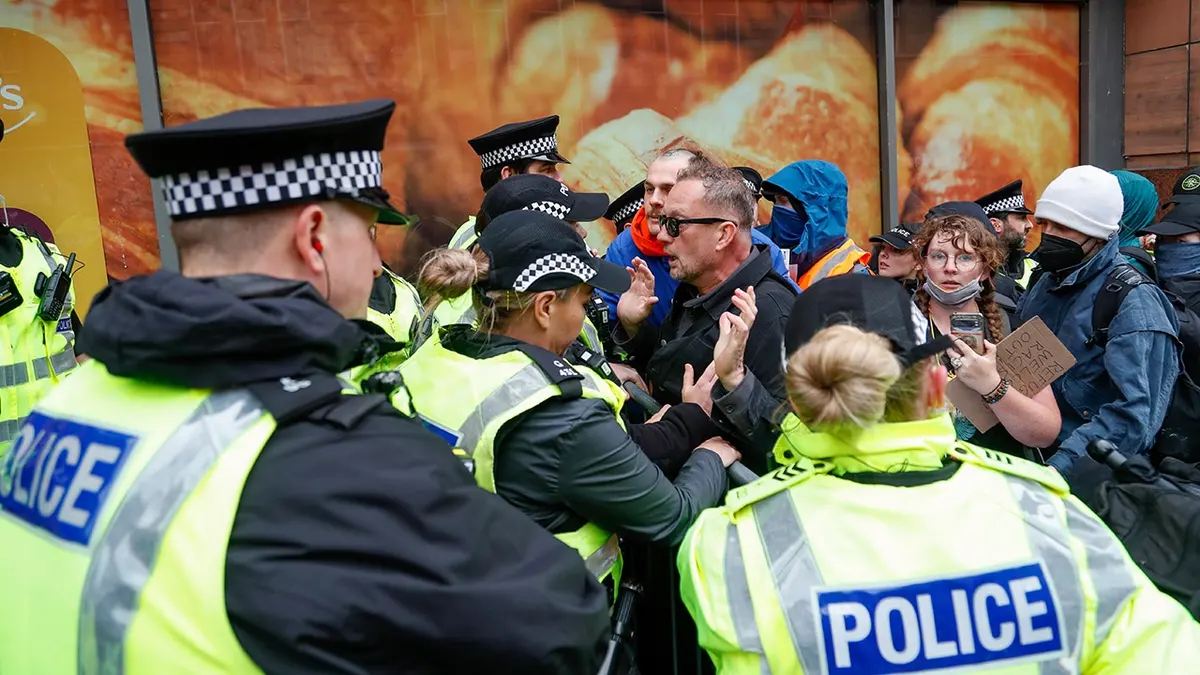 Prosvjednici se guraju uz policijski kordon na Buchanan Steps u Glasgowu