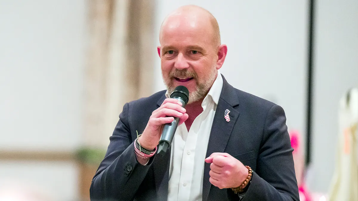 Steve Hilton govori tijekom pristupačne gradske vijećnice u hotelu Zessa u Santa Ani