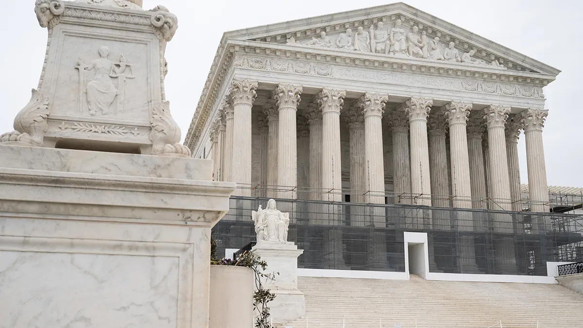 Zgrada Vrhovnog suda SAD-a u Washingtonu DC viđena izvana.