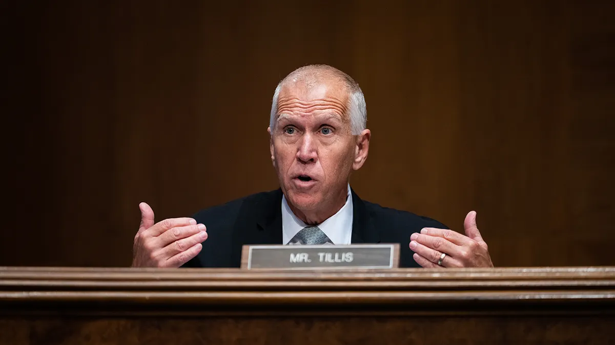 Senator Thom Tillis ispituje predsjednika Federalnih rezervi Jeromea Powella tijekom saslušanja u Senatu.