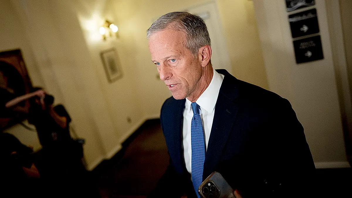 Čelnik većine u Senatu John Thune razgovara s novinarima u zgradi američkog Kapitola