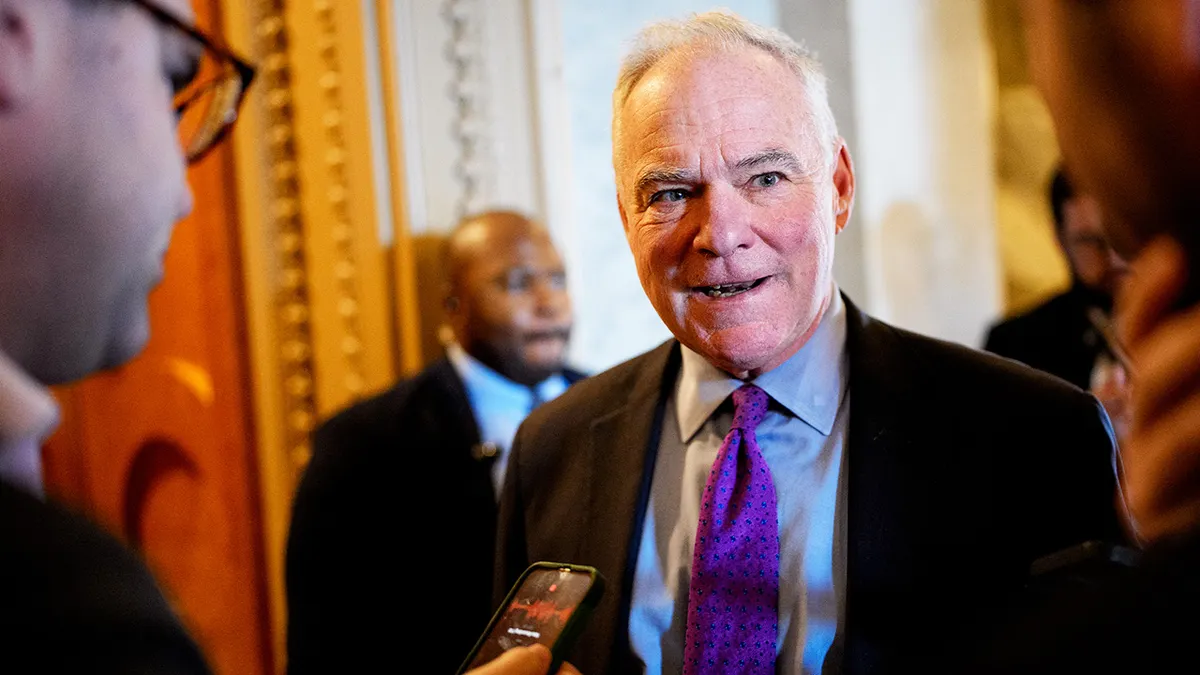 Sen. Tim Kaine razgovara s novinarima dok je ulazio u dvoranu Senata u Washingtonu, DC