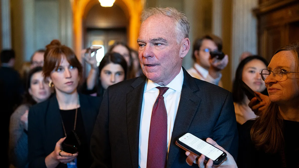 Sen. Tim Kaine razgovara s novinarima izvan sastanka zastupničkog kluba demokrata u Senatu za ručak na američkom Kapitolu