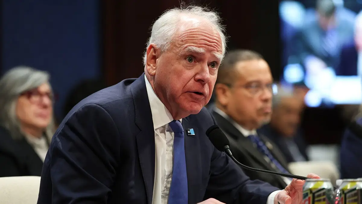 Guverner Minnesote Tim Walz svjedoči tijekom saslušanja Odbora za nadzor Predstavničkog doma u američkom Kapitolu