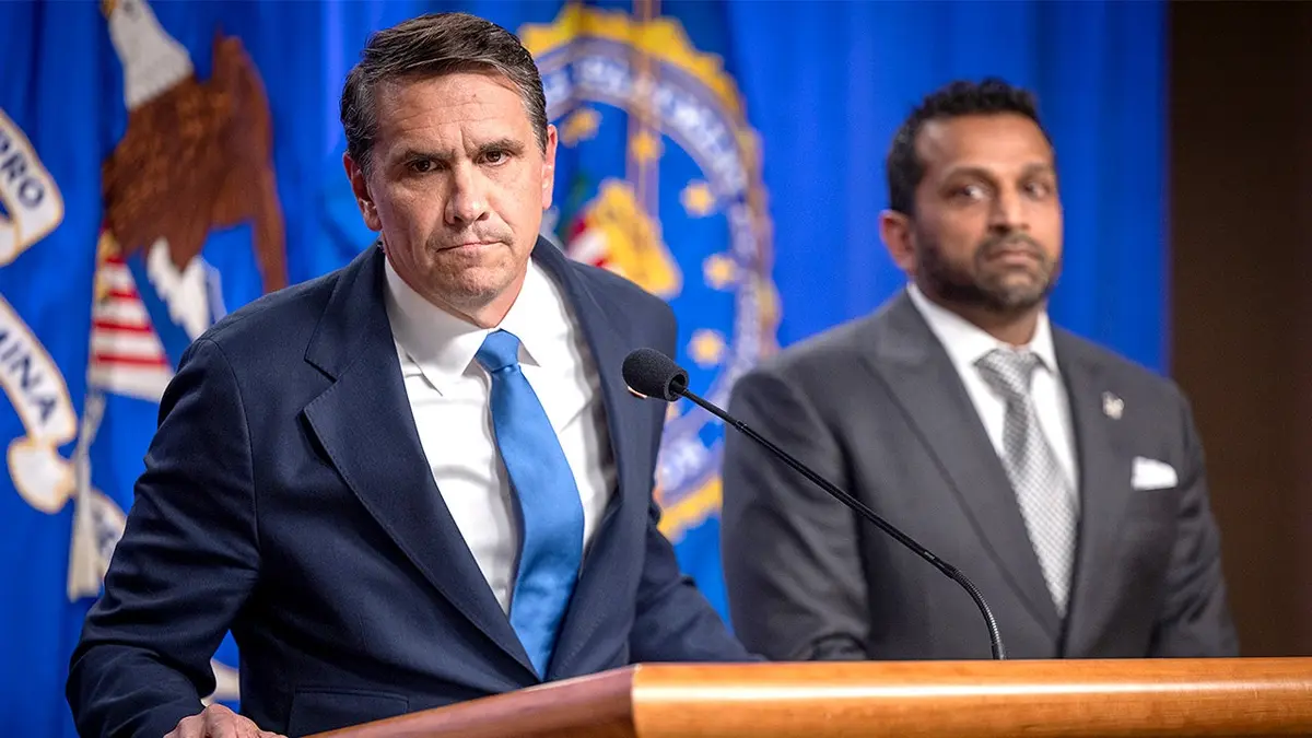 Todd Blanche govori na tiskovnoj konferenciji Ministarstva pravosuđa s direktorom FBI-a Kashom Patelom.