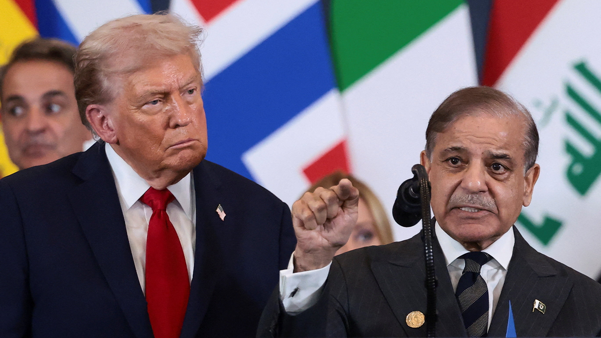 Predsjednik Donald Trump gleda u pakistanskog premijera Shehbaza Sharifa koji govori u Egiptu