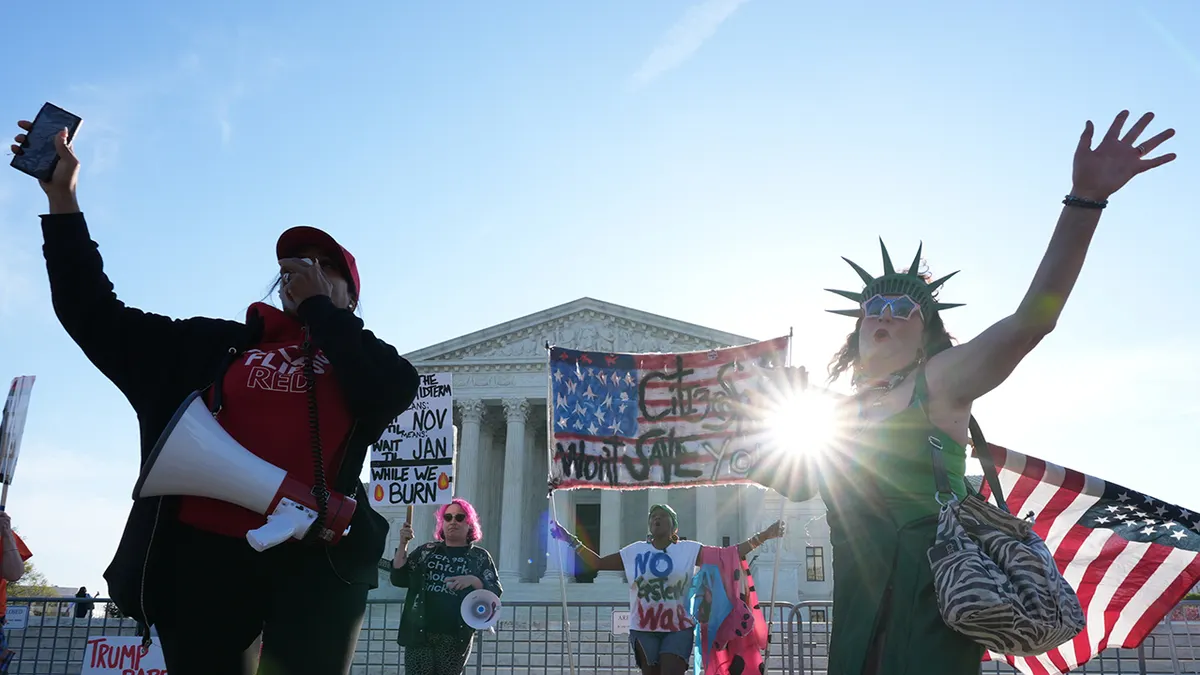 Prosvjednici za i protiv Trumpa okupljaju se ispred zgrade Vrhovnog suda SAD-a u Washingtonu, DC