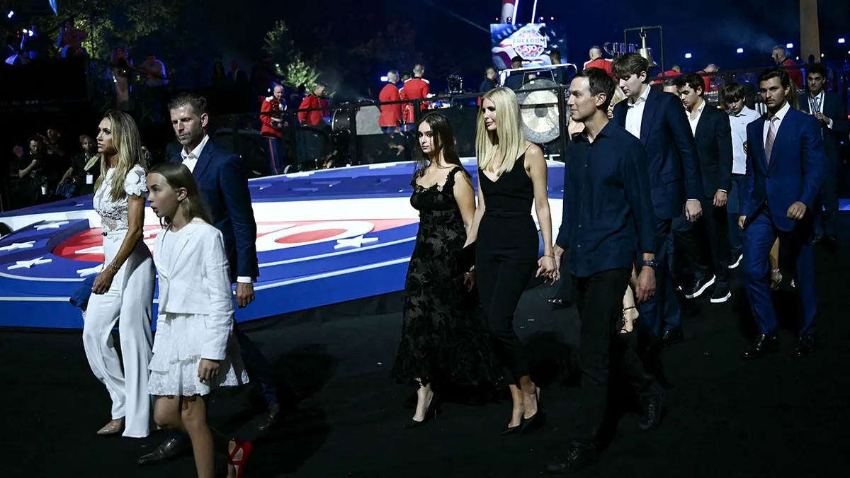 Lara Trump, Carolina Trump, Eric Trump, Arabella Rose Kushner, Ivanka Trump, Jared Kushner, Tiffany Trump, Barron Trump i Michael Boulos u šetnji južnim travnjakom Bijele kuće u Washingtonu, DC