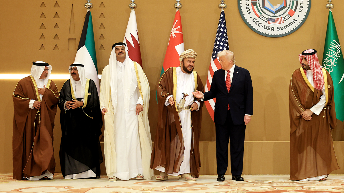 Američki predsjednik Donald Trump i saudijski prijestolonasljednik Mohammed bin Salman poziraju s čelnicima na samitu GCC-a