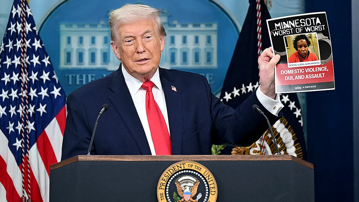 Predsjednik Donald Trump drži sliku kriminalnog ilegalnog stranca