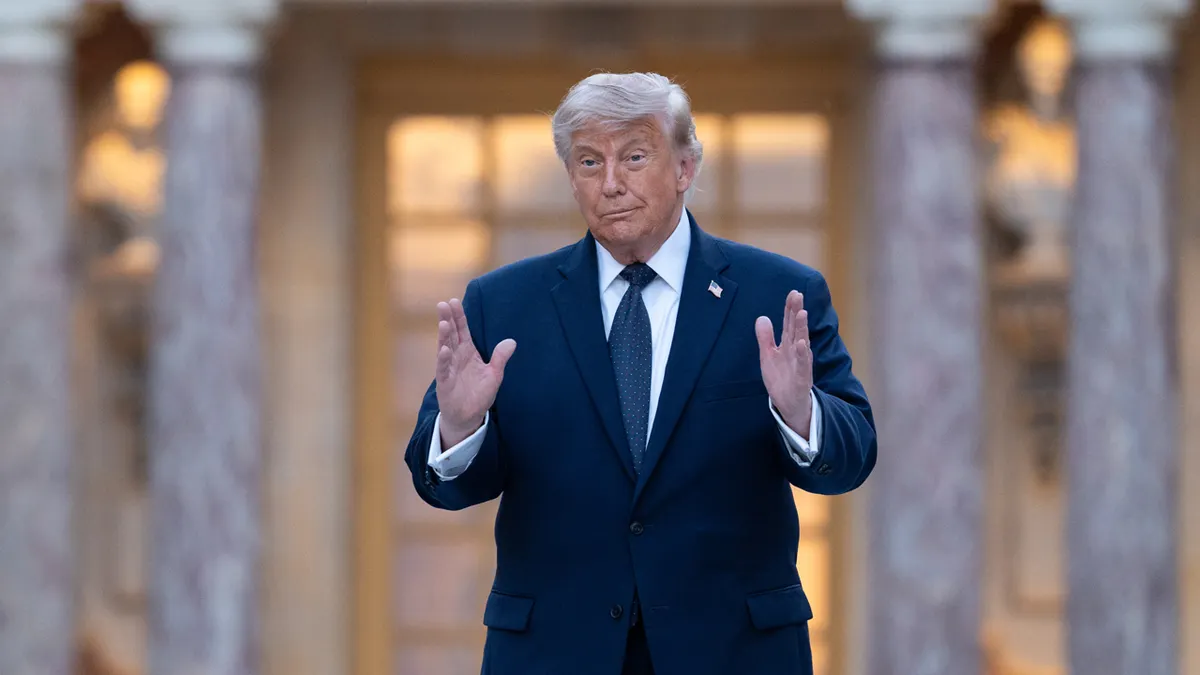 Predsjednik Donald Trump stiže u Versailles Palace u Versaillesu, Francuska.