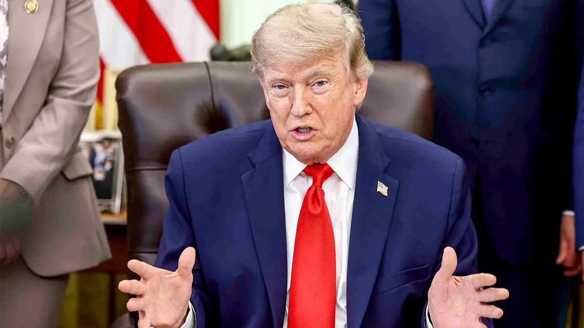 Trump govori u Ovalnom uredu tijekom ceremonije potpisivanja proglasa.