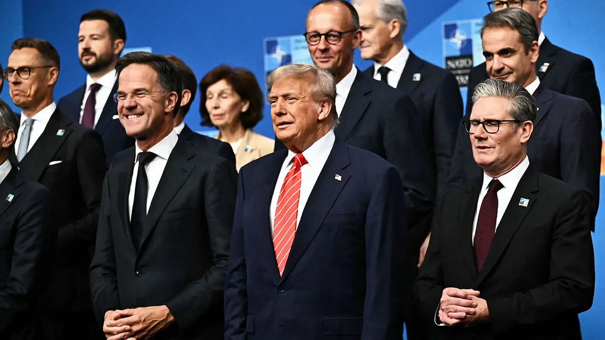 Glavni tajnik NATO-a Mark Rutte, američki predsjednik Donald Trump i britanski premijer Keir Starmer poziraju s čelnicima NATO-a