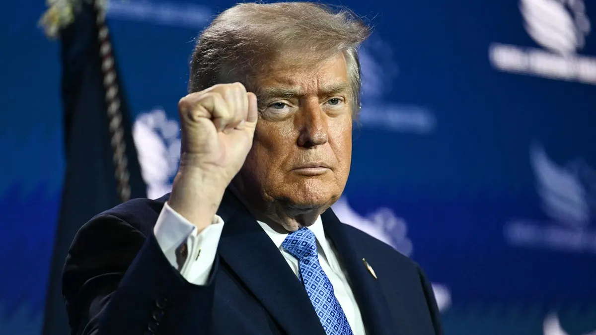 Predsjednik Trump diže šaku u zrak koaliciji Faith & Freedom.