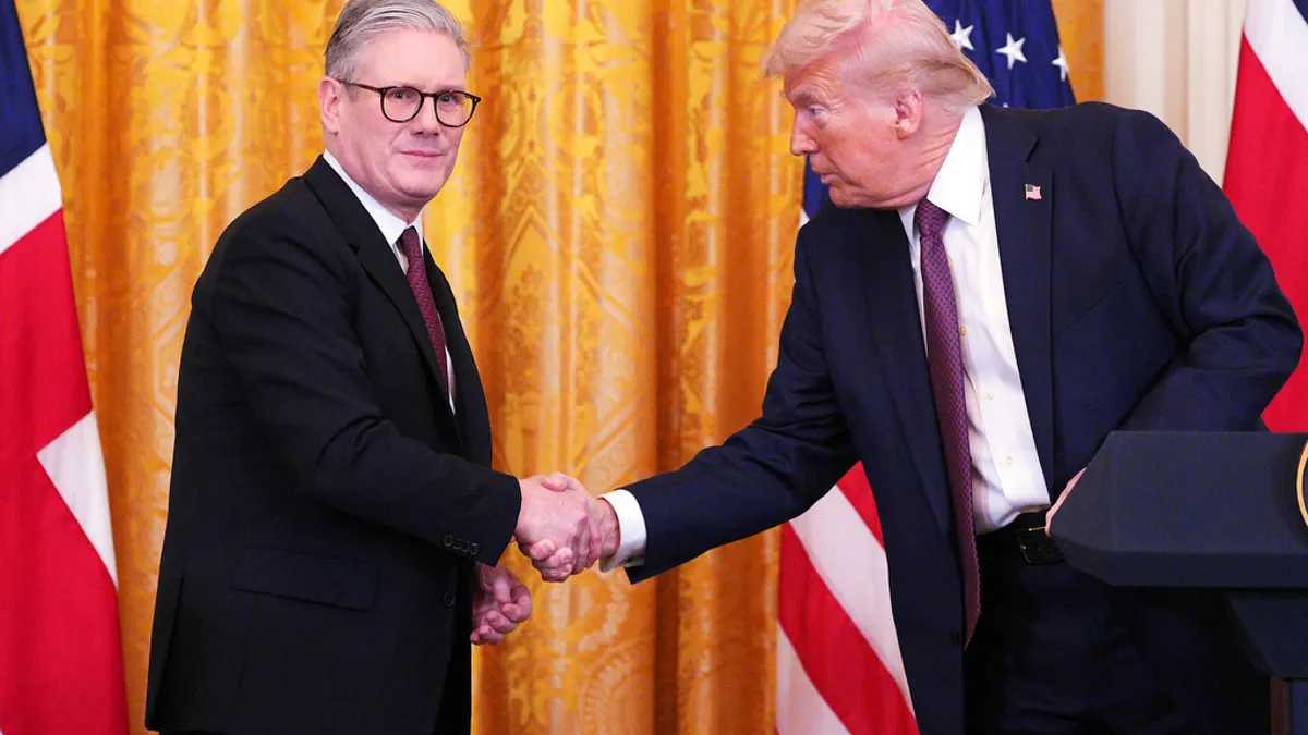 Britanski premijer Keir Starmer i američki predsjednik Donald Trump rukuju se u istočnoj sobi Bijele kuće