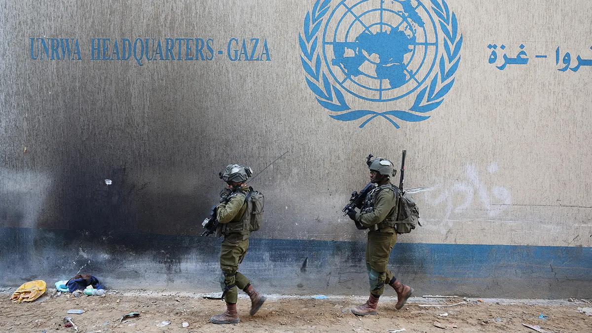Izraelski vojnici stoje unutar evakuiranog kompleksa UNRWA-e u gradu Gazi