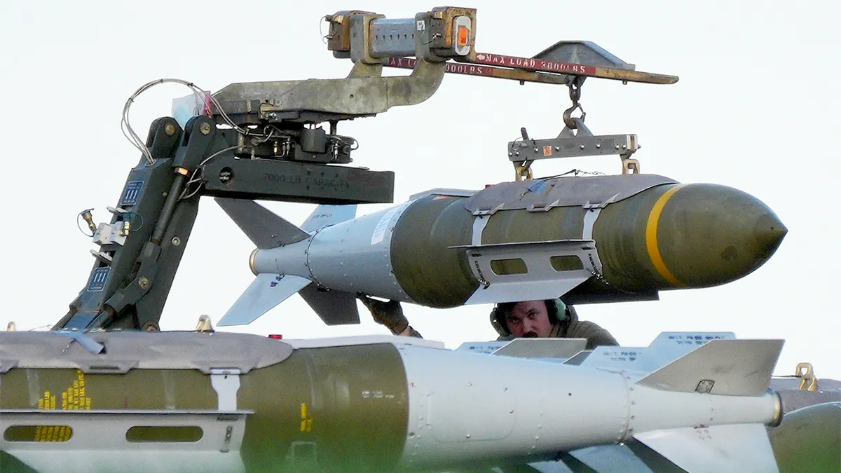 Vojno osoblje utovaruje streljivo u bombarder B-1 američkih zračnih snaga na pisti u RAF Fairfordu