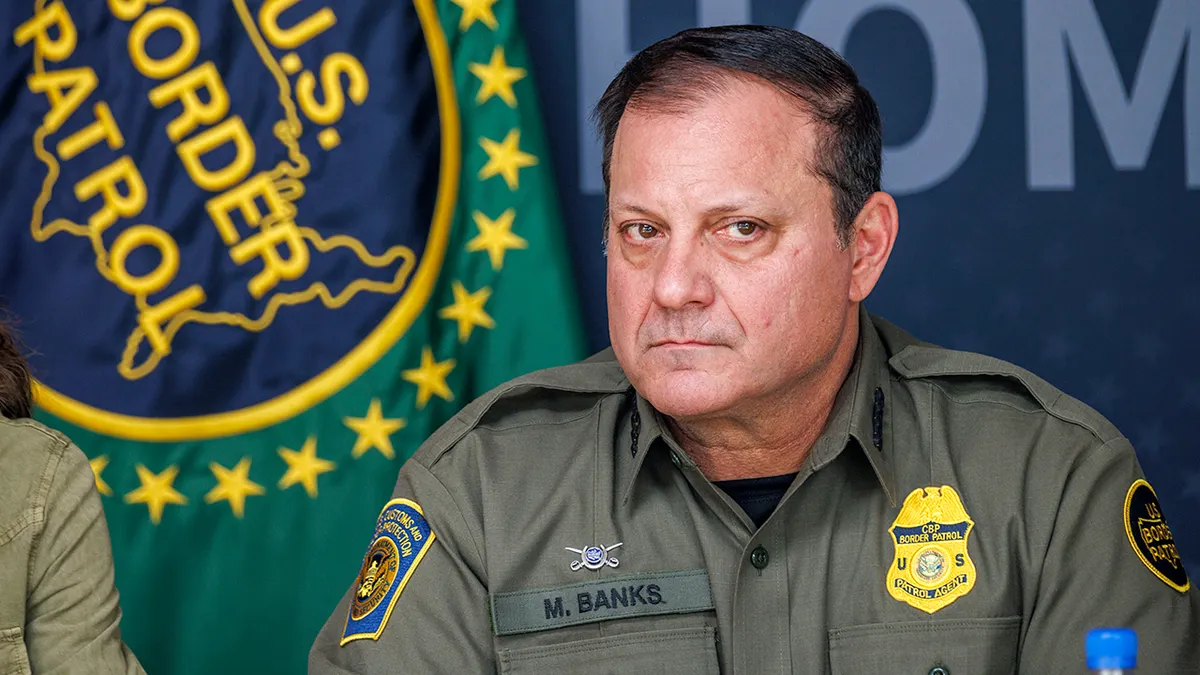 Šef američke granične ophodnje Mike Banks stoji i govori.