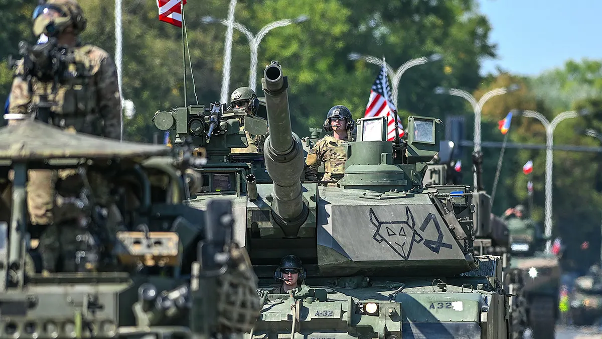Tenkovi američke vojske M1 Abrams sudjeluju na paradi povodom Dana oružanih snaga u Varšavi, Poljska