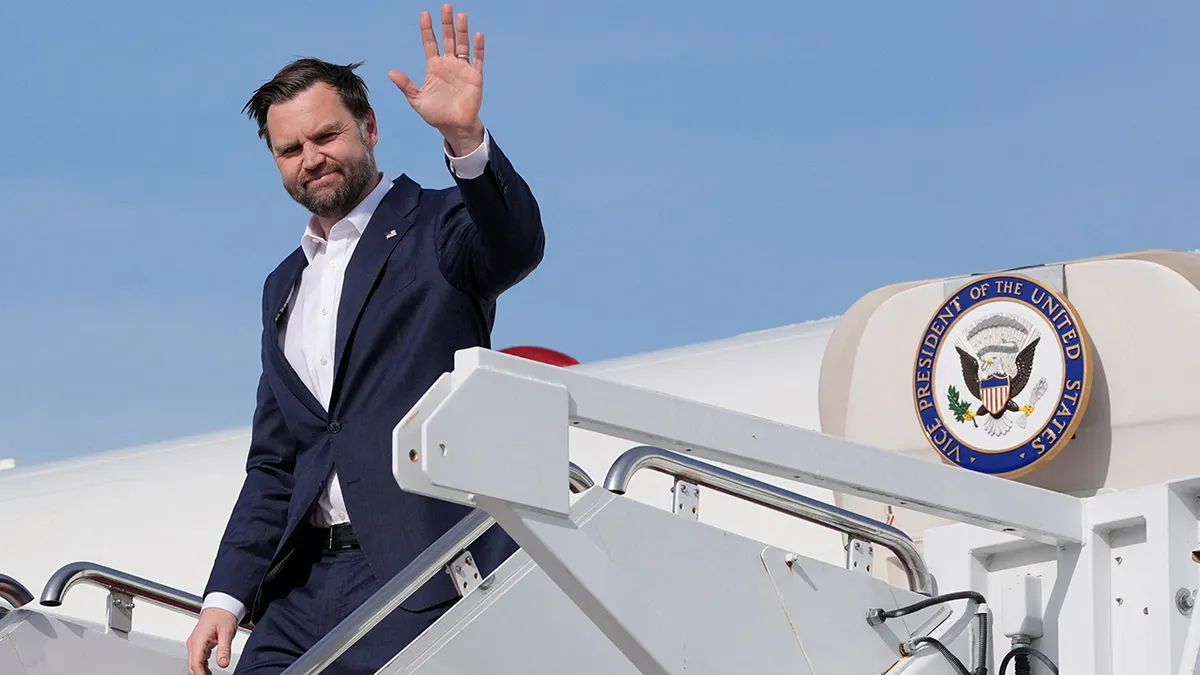 Potpredsjednik JD Vance hoda niz stepenice Air Force Two na aerodromu