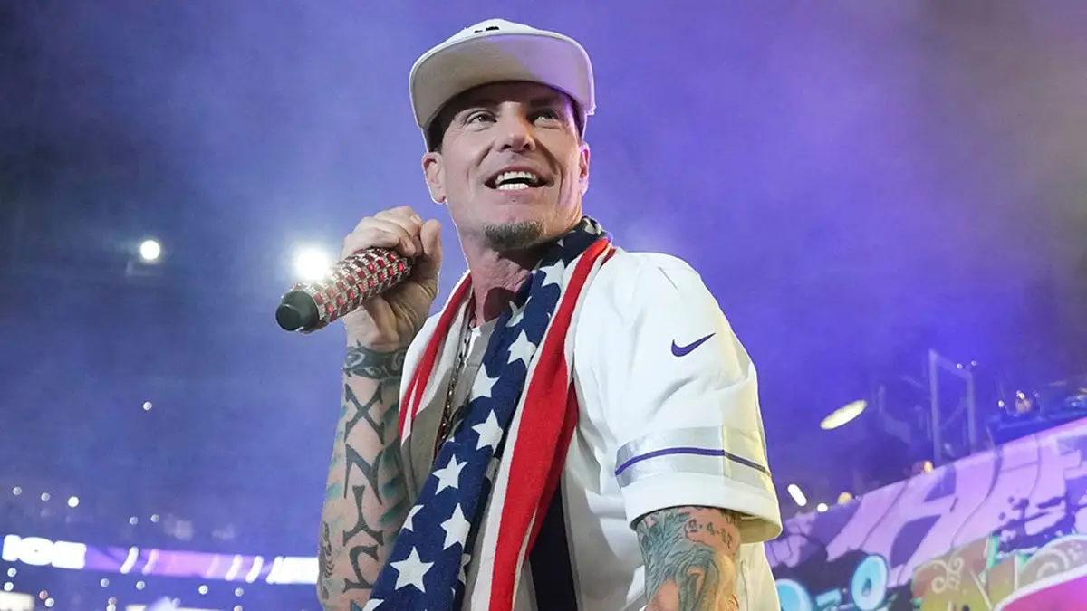 Vanilla Ice nastupa tijekom poluvremena na stadionu US Bank u Minneapolisu
