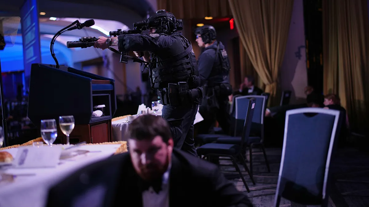 Agenti stražare ispred hotela Washington Hilton